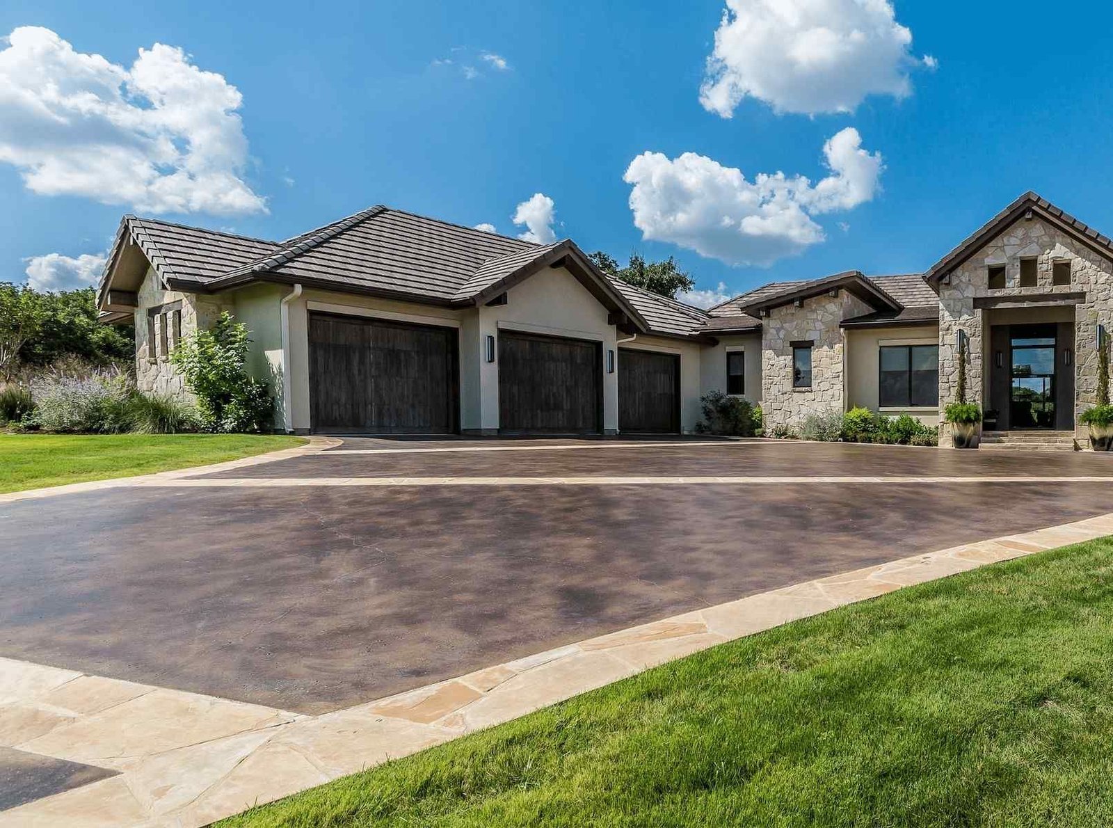 stained concrete driveway in Phoenix, AZ